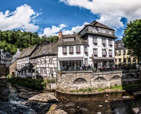 P0014-Monschaus-Rurpanorama-mit-Rotem-Haus-und-Hotel-Horchem-The-Red-House-Byrne-full-size-1 Monschau Rurpanorama monschau-fewo.com